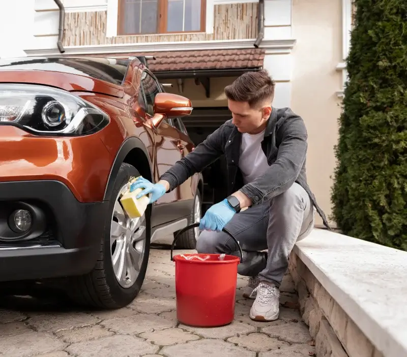 Lavage auto à domicile Vannes-sur-Cosson : professionnel intervenant sur un véhicule